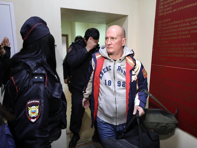 Выйдя из зала суда, Фёдор Литвиненко перестал улыбаться | Источник: Алексей Волхонский / V1.RU