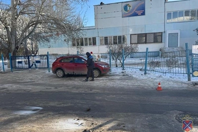В Волгограде школьник поскользнулся на льду и попал под колеса