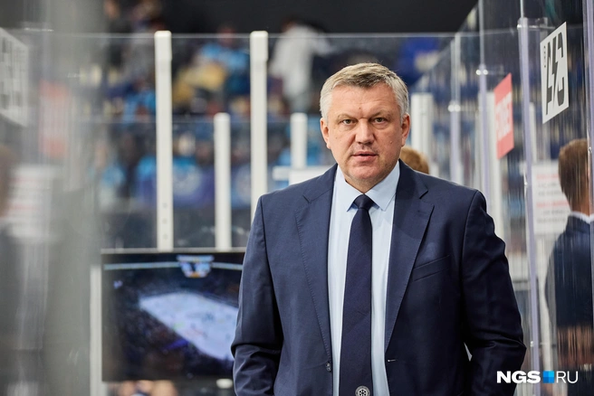 По мнению новосибирских хоккейных экспертов, жесткий подход Вячеслава Буцаева мог бы дать хорошие результаты для «Сибири», но тренер неуважительно отнесся к опытным игрокам | Источник: Александр Ощепков / NGS.ru