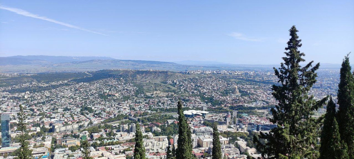 Кипучий неторопливый город: как Тбилиси учит россиян замедляться и жить по-новому — личный опыт