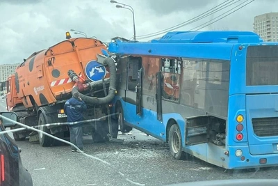 На Варшавском шоссе автобус врезался в грузовик: трое пострадавших
