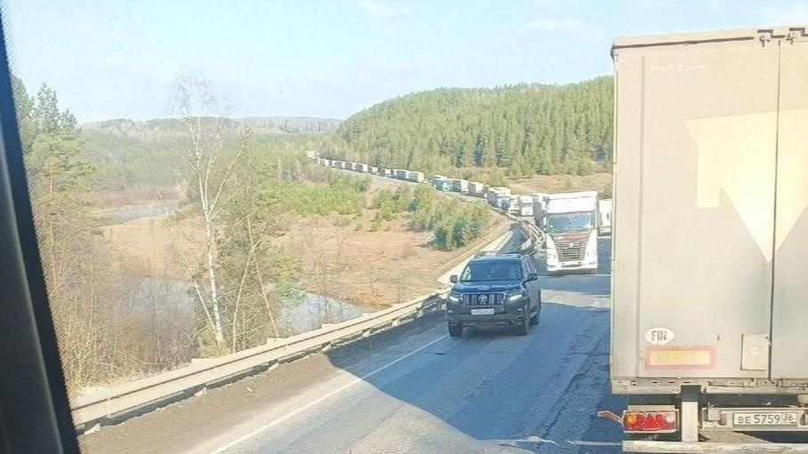 «15 часов только в пробке стояли». Дорожники объяснили причины адских заторов на М-5 в Челябинской области