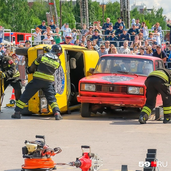 В первую очередь нужно было освободить автомобиль с человеком внутри | Источник: Василина Любимова / 59.RU
