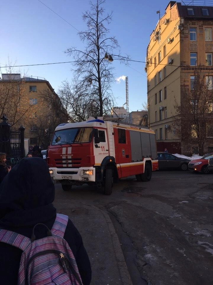 Технический Колледж Управления и Коммерции, первая площадка, метро Выборгская. Б.Сампсониевский пр., д. 61. | Источник: фото с сайта vk.com, группа "ДТП и ЧП | Санкт-Петербург | Питер Онлайн | СПб"