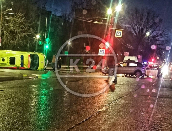 Реанимобиль опрокинулся в Кингисеппе после лобового столкновения с легковушкой. Пострадал пациент | Источник: Кингисепп 24 / Телеграм