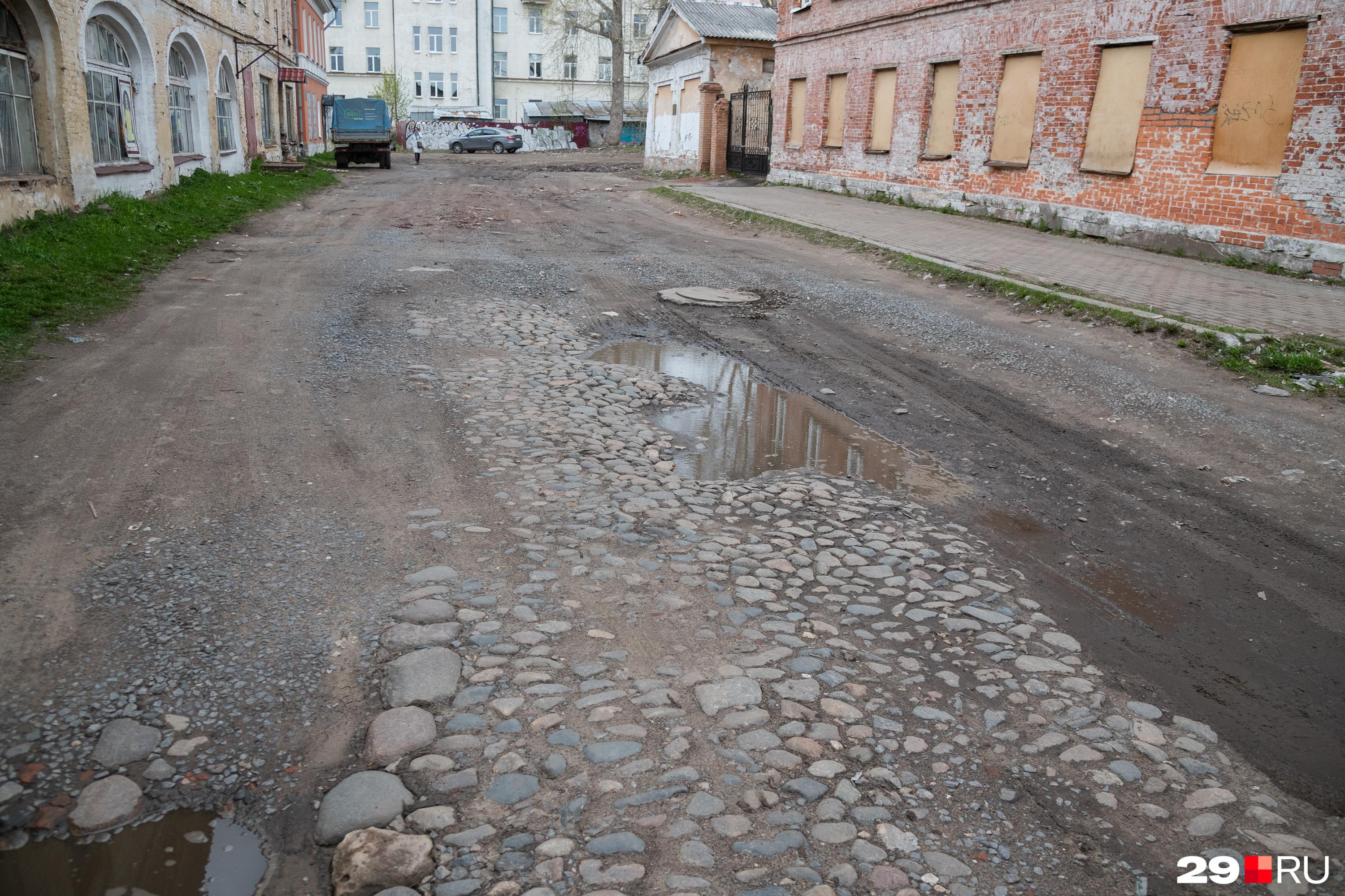 «Сердце разбито»: жители Архангельска просят сохранить старинную брусчатку в Банковском переулке