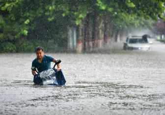 На китайскую провинцию Хэнань обрушились «сильнейшие за тысячу лет» дожди. В Чжэнчжоу затопило метро