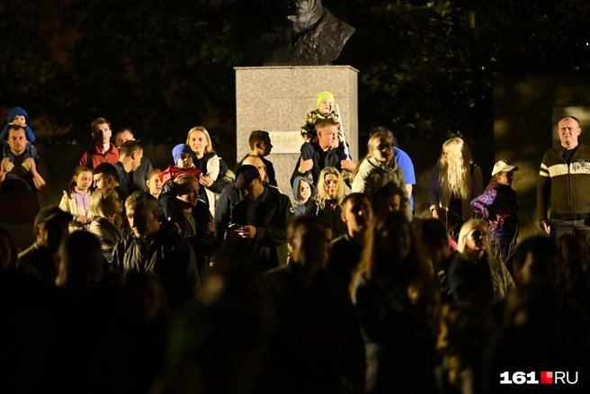 Погода немного подвела, полив дождем Ростов, но желающих прийти на площадку было достаточно | Источник: Евгений Вдовин / 161.RU