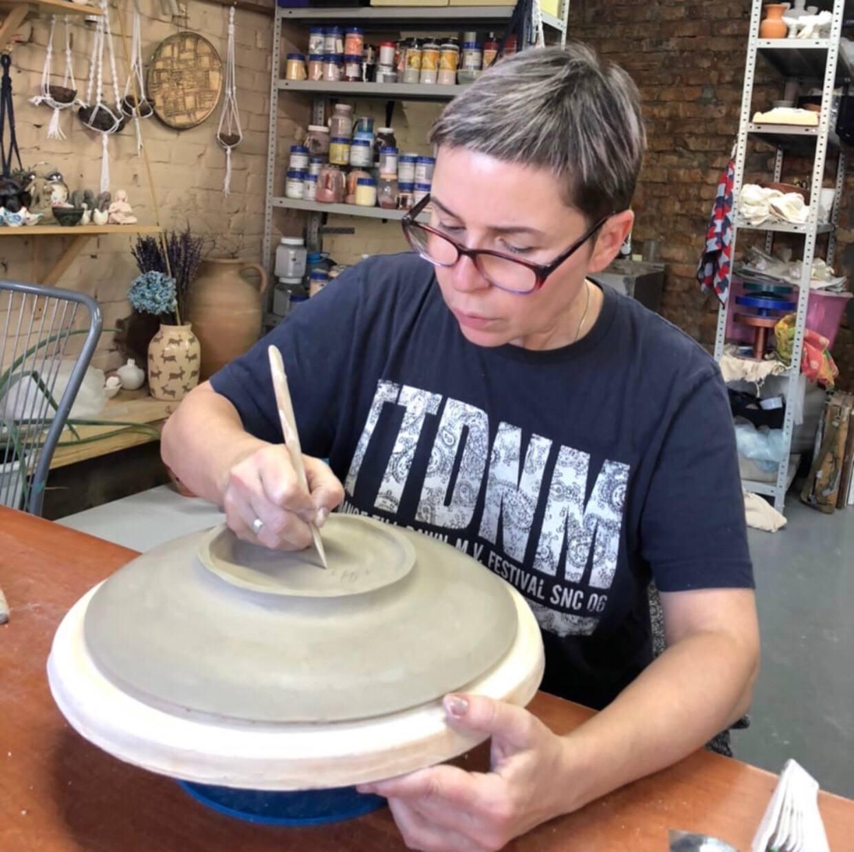 «Поделиться энергией с бедным замученным курганским народом»: как найти источник радости в гончарной мастерской