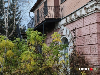 А может, сделать винтовую лестницу на балкон? | Источник: Булат Салихов / UFA1.RU