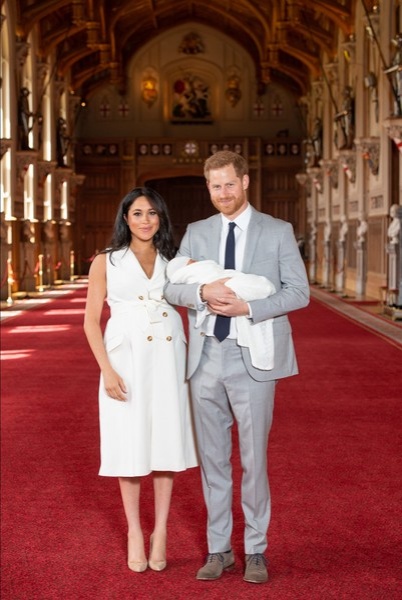 Как британцы поздравили Меган Маркл и принца Гарри с рождением первенца
