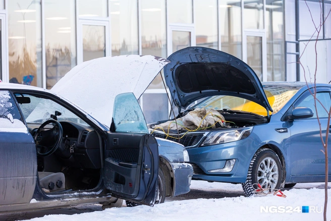 Морозы добавили головной боли и автомобилистам, некоторым из которых пришлось выкручиваться при попытках прогреть свои машины. На этом фото можно наблюдать противоположную картину, когда водитель, судя по всему, наоборот — забыл прогреть свою машину. Тут замерз не только двигатель, но и замки дверей, в связи с чем владельцу авто пришлось открывать машину через багажник | Источник: Артем Ленц / NGS24.RU