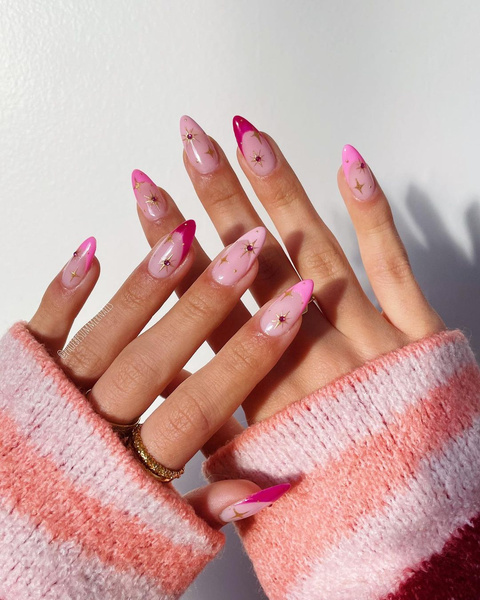Розовый френч с золотым дизайном — самый модный маникюр на зиму 2023