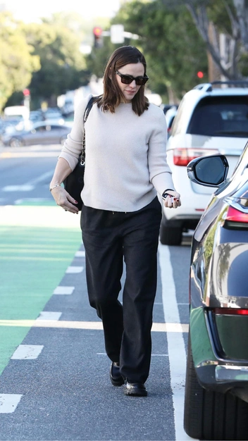 Всего три предмета: Дженнифер Гарнер выглядит стильно при минимальном количестве вещей | marieclaire.ru