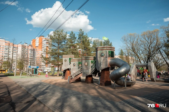 По обе стороны пруда в парке&nbsp;— детские площадки (ярославцы назвали их лучшими в городе) | Источник: Александр Куренной / 76.RU
