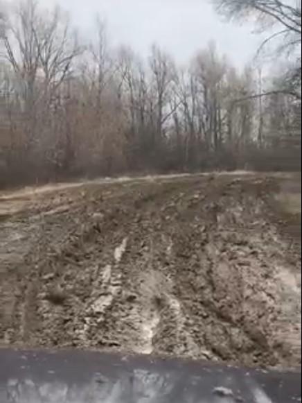 «Мы даже домой попасть не можем»: под Волгоградом сельские жители требуют чиновников отремонтировать разбитую дорогу — видео