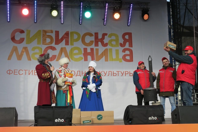 Победители получили подарки от «Сибагро» на главной сцене | Источник: АО «Сибагро»