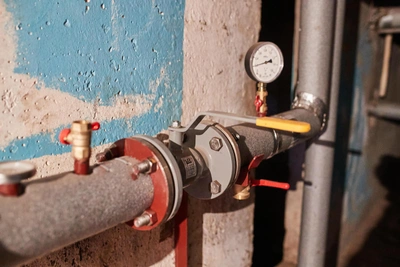 В замерзающем Бодайбо начали подключать дома к теплу