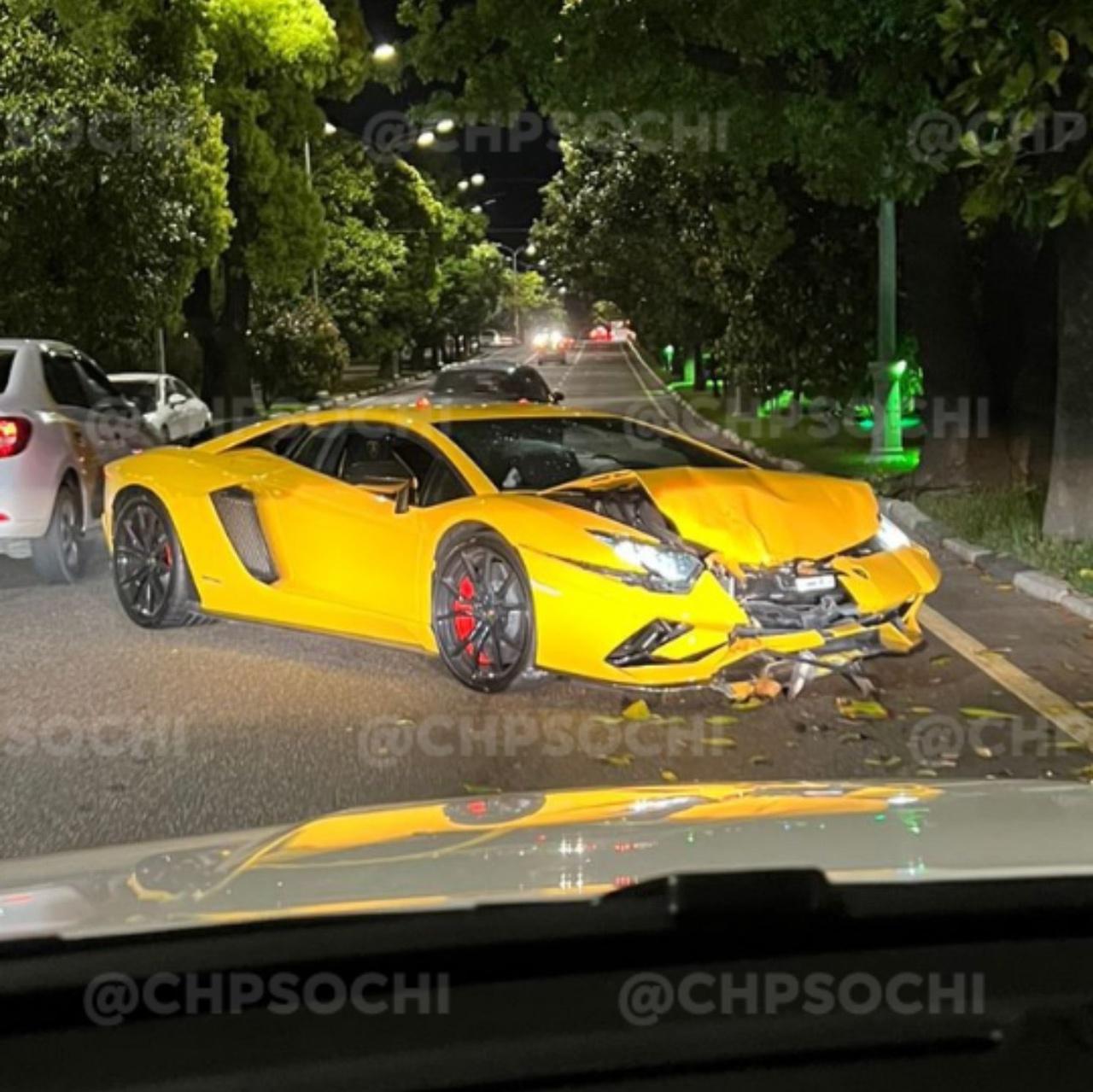 В Сочи автоледи разбила элитный спорткар Lamborghini Aventador, врезавшись  в дерево - 13 мая 2023 - 93.ру