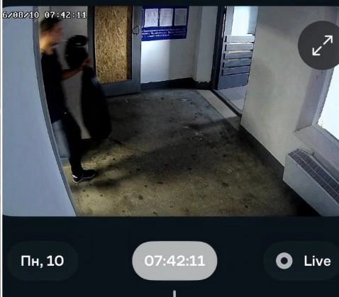 Мужчина с черным пакетом вышел из подъезда… | Источник: предоставлено Татьяной Кияшко 