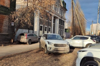 Красноярцы показали новых автохамов на газонах и тротуарах