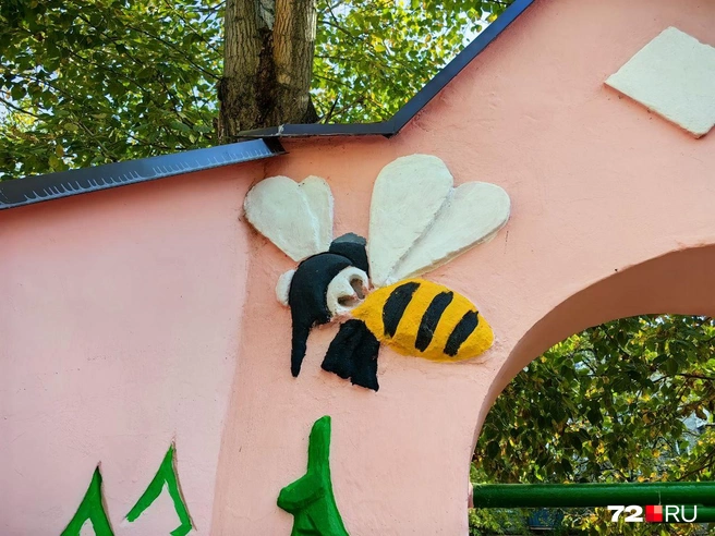 С осой что-то произошло. Что именно&nbsp;— знает только скульптор | Источник: Павел Красоткин / 72.RU 
