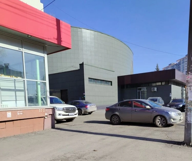 У министерства социальных отношений на пересечении Воровского и Курчатова. В этом же здании&nbsp;— управление по профилактике коррупции. Land Cruiser, интересно, к какому из ведомств относится? | Источник: читатель 74.RU