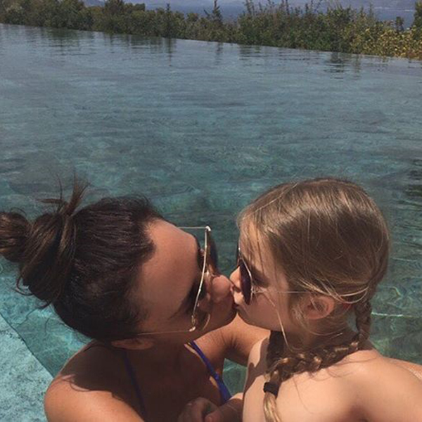 Викторию Бекхэм осудили за «взрослый» поцелуй с дочкой