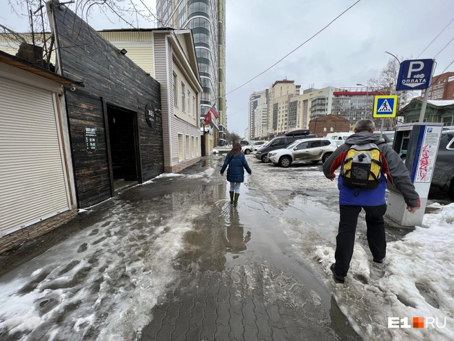 В сапогах можно идти вброд, а вот в ботинках — только по краю тротуара | Источник: Максим Бутусов / E1.RU