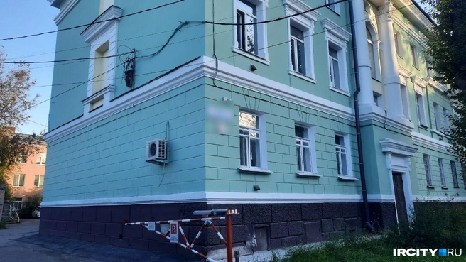 Квартиру в этом доме в центре Иркутска отцу Кулика выдали во время работы в ИСХИ | Источник: Виктор Лучкин / «ИрСити»