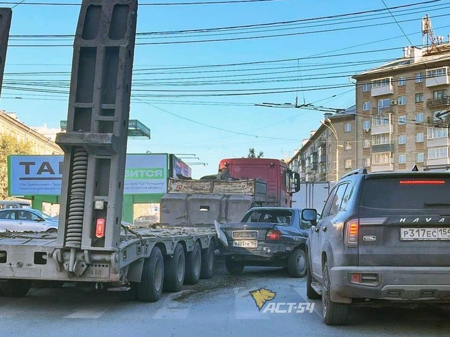 Столкновение тягача с легковым автомобилем | Источник: Телеграм-канал «АСТ-54 Black»