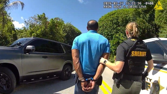 Вудса в наручниках помещают в патрульный автомобиль. | Источник: Martin County Sheriff«s Office
