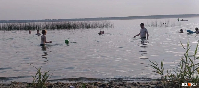 «Место еле нашли»: екатеринбуржцы рванули на челябинские озёра и заполонили пляжи | Источник: читательница E1.RU