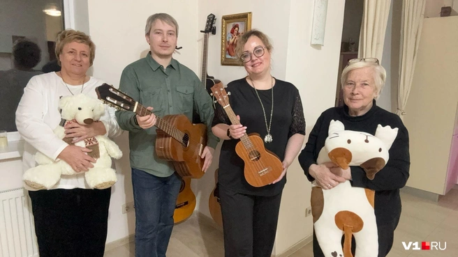 Слева направо — Галина Егорова, Иван, сын Германа Климова, Александра Елизарова, волгоградский бард, и вдова Германа Климова, Галина Ивановна | Источник: Галина Егорова