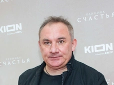 А дедушка-то – шалун! Николай Фоменко схватился за ягодицы голозадых девиц