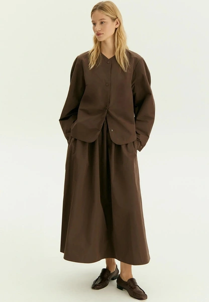 Оранжевый + бордо и еще четыре неочевидные цветовые пары, которые будут в тренде в 2026 году Оранжевый + бордо и еще четыре неочевидные цветовые пары, которые будут в тренде в 2026 году