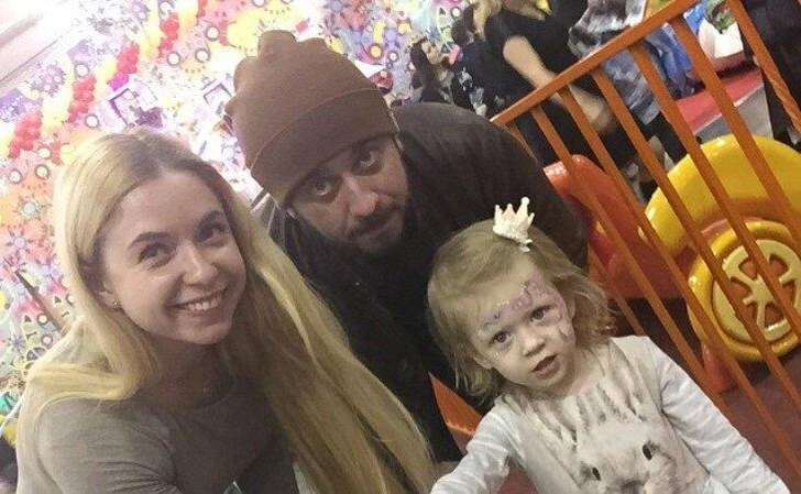 У Стаса есть дочь от первого брака. По словам Ирины, он не помогает даже старшему ребенку 