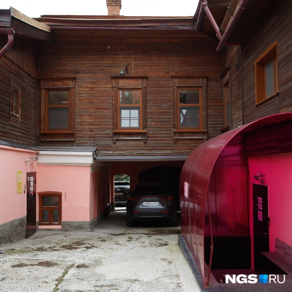 Поликарбонат не спасает даже его цвет (Куклин наверняка сто раз перевернулся в гробу, глядя на то, что сделали с его домом) | Источник: Андрей Бортко / NGS.RU