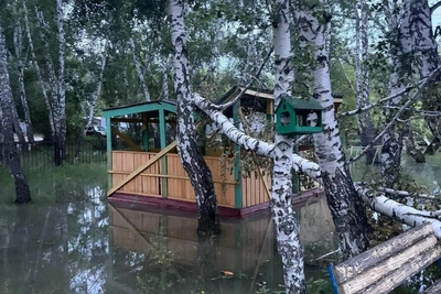 Школа №99 на Московке ушла под воду после грозы