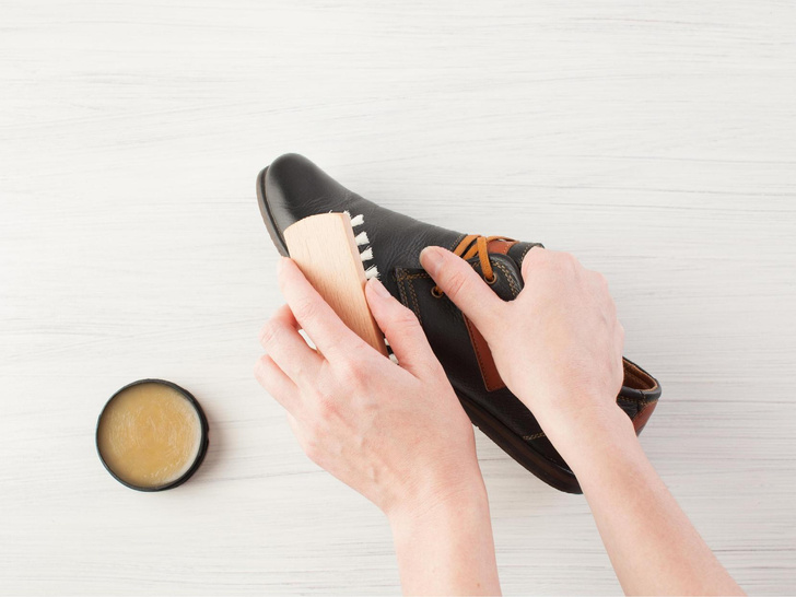 Не промокнет: 10 гениальных лайфхаков, которые сделают обувь водонепроницаемой