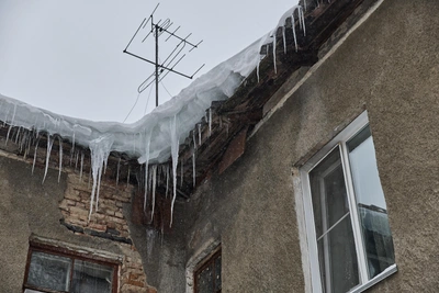 Жильцы столетнего дома в Новосибирске ждут расселения 10 лет