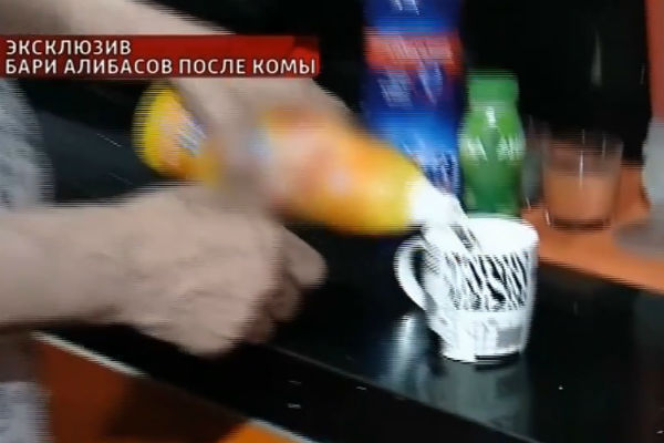 Бари Алибасов показал, как выпил жидкость для очистки труб
