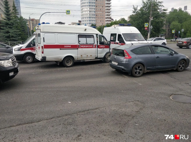 Удар по скорой пришелся справа | Источник: читатель 74.RU