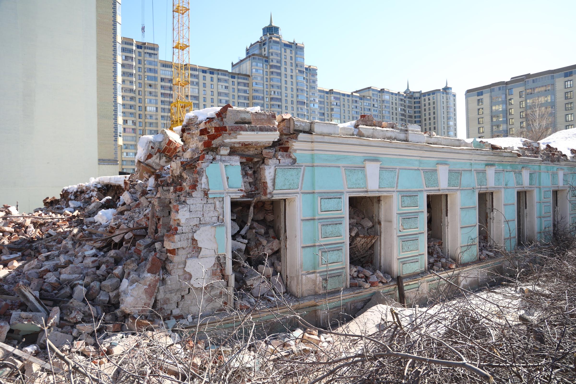 В центре Екатеринбурга сносят усадьбу, лишенную статуса памятника - 21  марта 2024 - Е1.ру