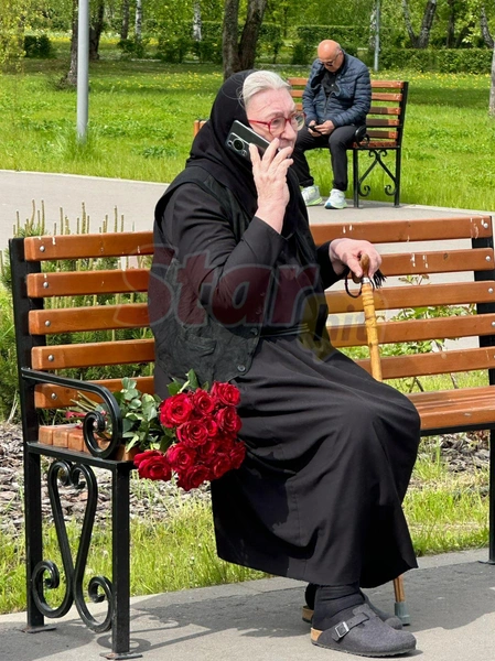 Екатерина Васильева принесла букет роз