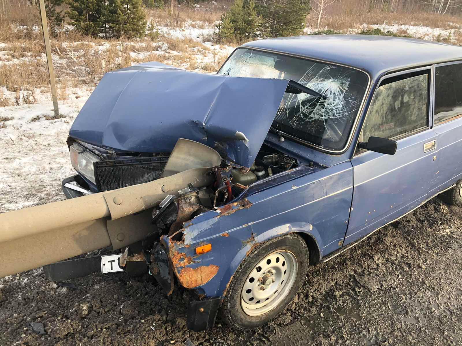 На Ирбитском тракте Lada 11 декабря 2019 года врезалась в отбойник. Есть  пострадавшие - 12 декабря 2019 - 72.ру