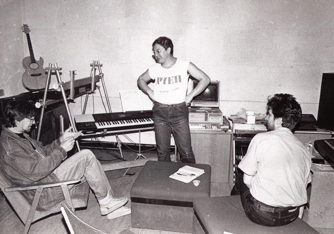 Юрий Шевчук с лидером «Урфина Джюса» Александром Пантыкиным и звукорежиссером Игорем Черенковым | Источник: Владимир Казаков