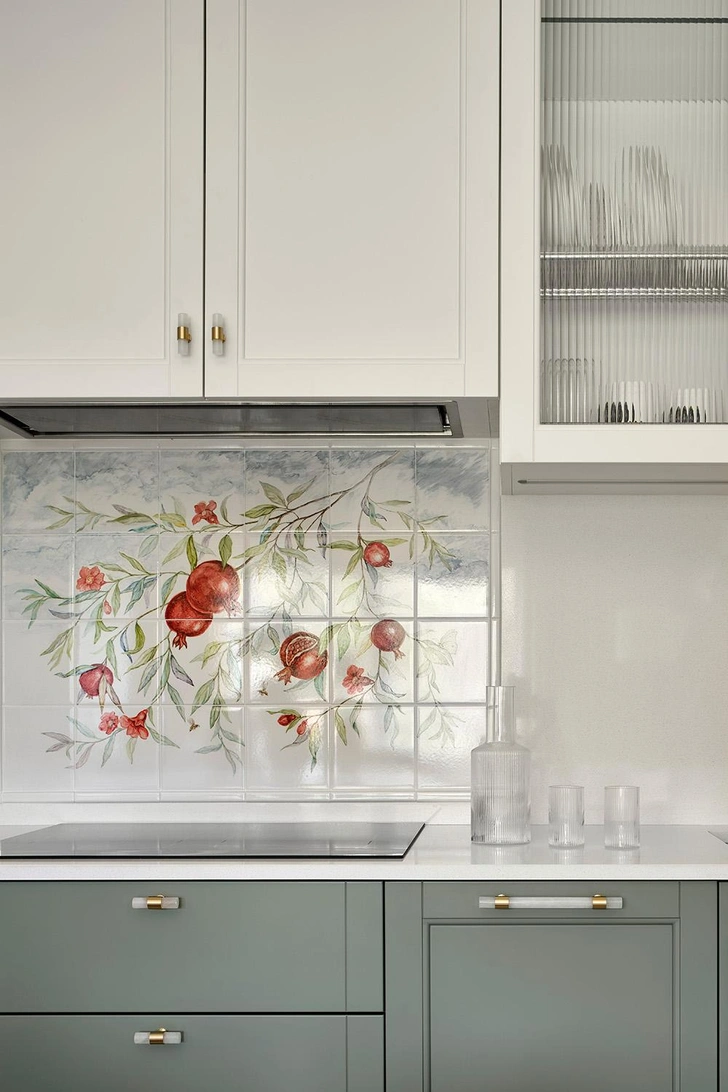 Керамическое панно на фартуке, художник Маргарита Морозова. | Источник: Сергей Ананьев. Стиль: Yes We May