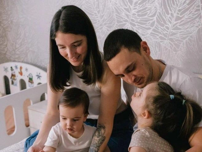 Места в квартире не хватает для четырех полноценных кроватей, вся семья спит в одной комнате: старшая дочка Ульяна — в отдельной кроватке, а Марьяна — на родительской | Источник: ООО «Брусника. Специализированный застройщик»