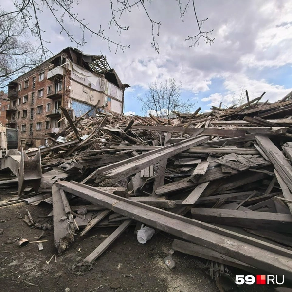 Доски лежат рядом с домом | Источник: Василина Любимова / 59.RU